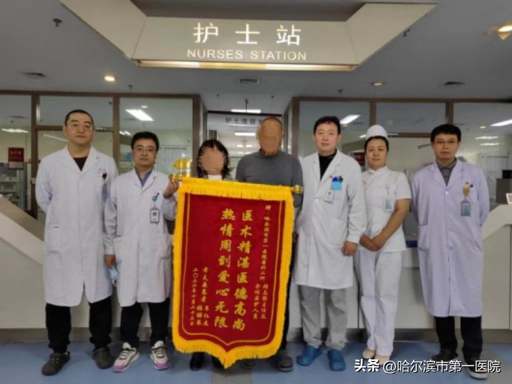 医院里的暖心夫妻,夫妻同住医院感人一幕