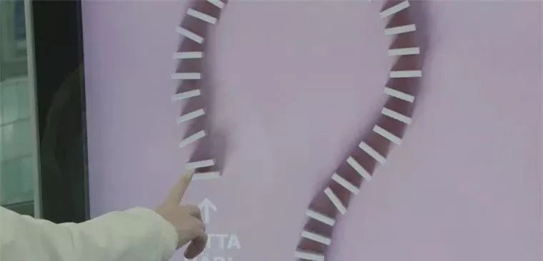 跟着飞机跑、可以喝、会传染，这些户外广告牌不一般