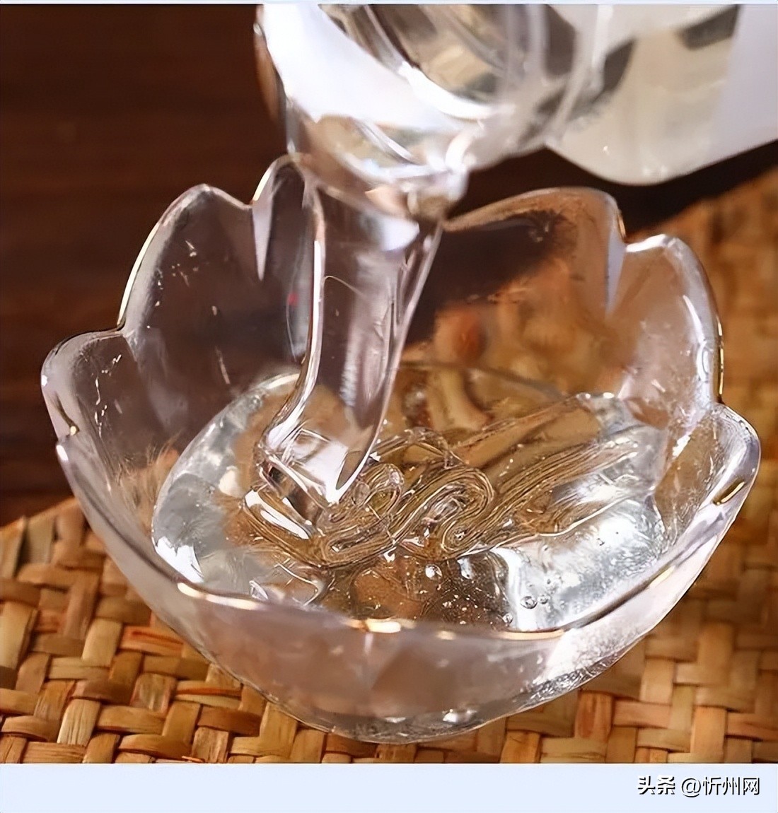 蜂蜜水是空腹喝还是饭后喝好一点,蜂蜜水到底是空腹喝还是饭后喝好