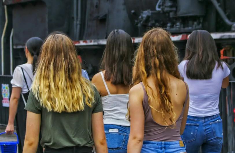 3名老外街头*戏调**中国女孩，公然挑衅警察，最终惨遭东北小伙围殴