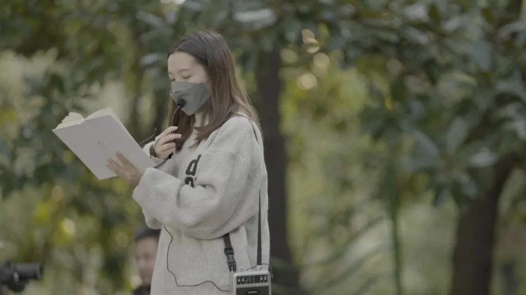 他在夜店和相亲角，读了3年爱情诗：这里最缺爱情