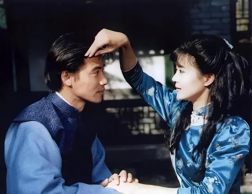 “最美婉君”与丈夫恋爱10年，生一双儿女，今58岁的她怎样了？