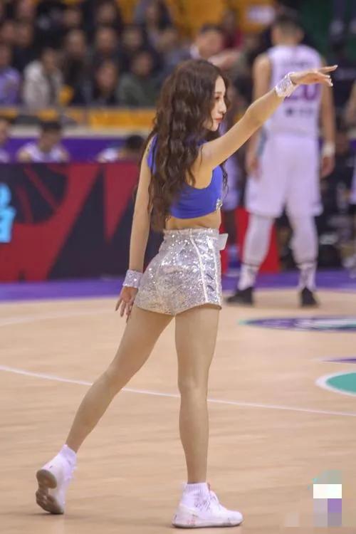 拉拉队带黑绅士帽跳舞,拉拉队舞姿优美灵动