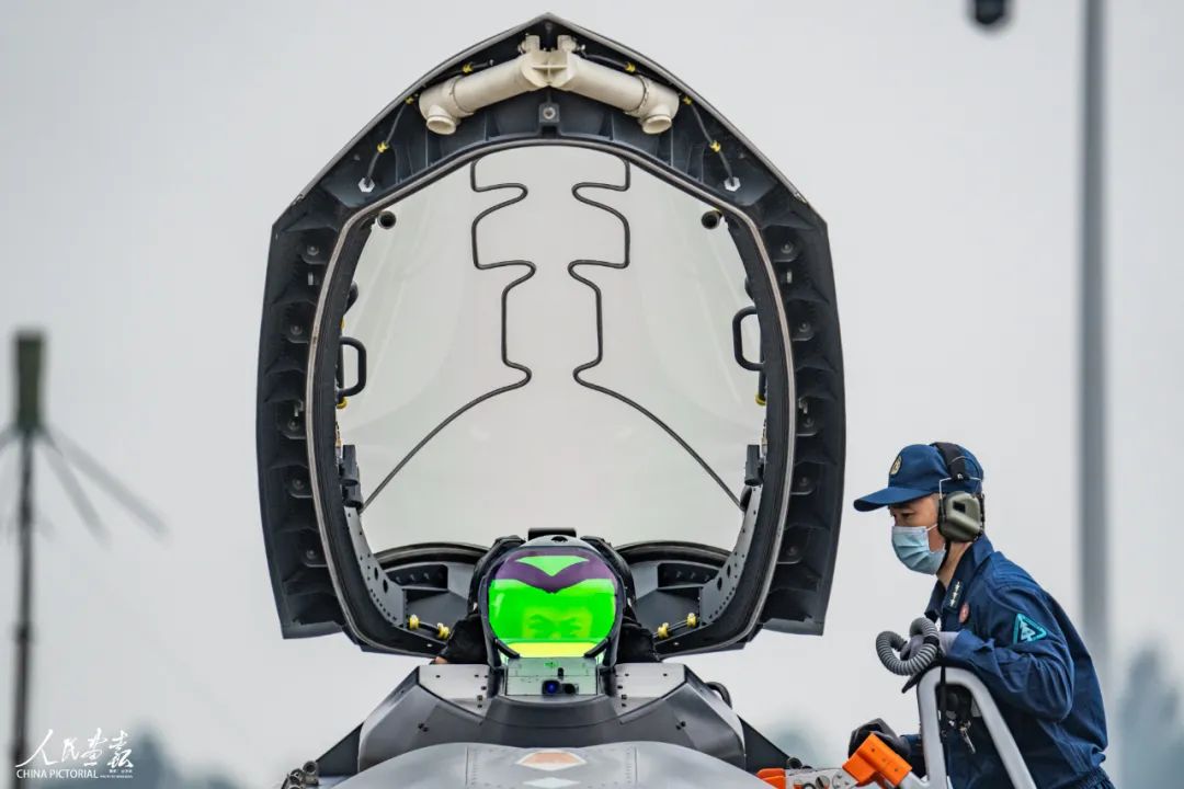 歼20首飞纪录片完整版,歼-20首飞珍贵画面曝光