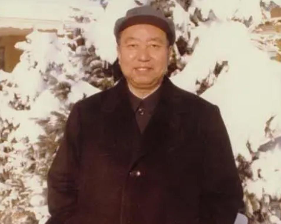 2008年*国锋华**去世，葬礼上一男子高举横幅，用16字诠释了他的一生