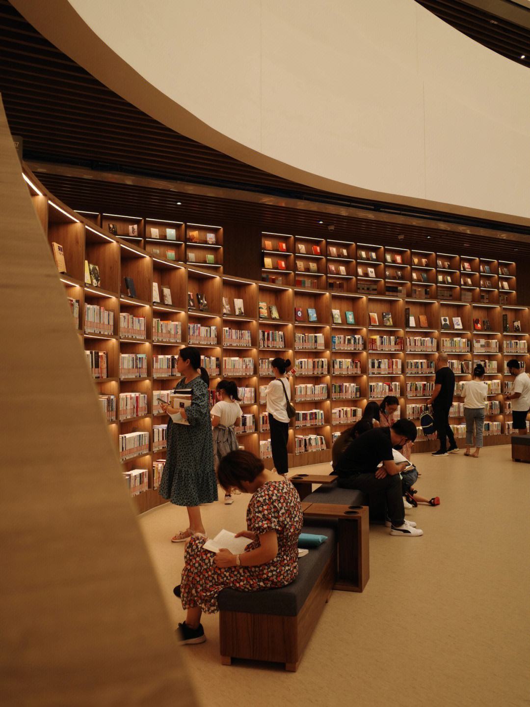 39岁靠4任丈夫当教授,嫁三任老公成世界知名大学教授