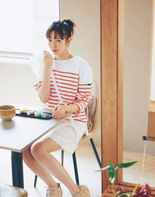 长袖t恤太大了该怎么搭配,长袖t恤的8种时髦穿法