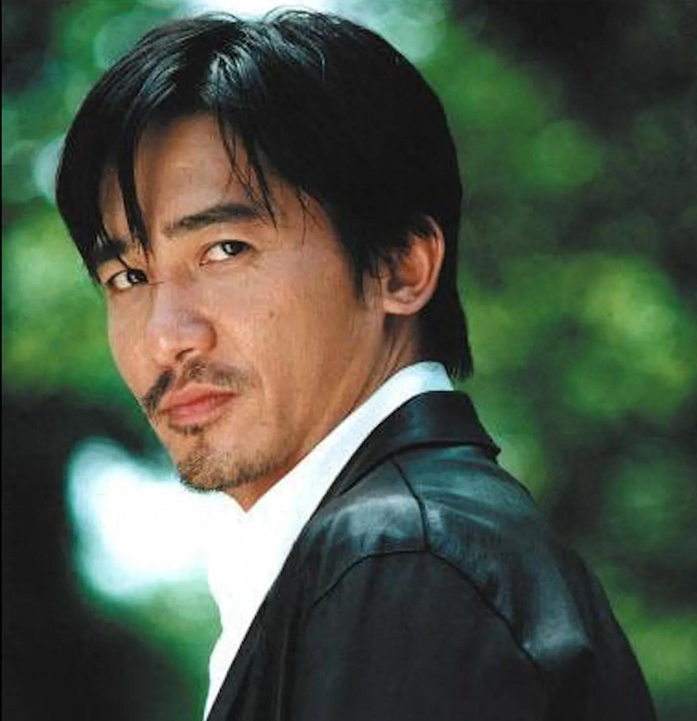 梁朝伟被富婆疯狂拥抱亲吻，两人的照片太近了，网友：实在太过分