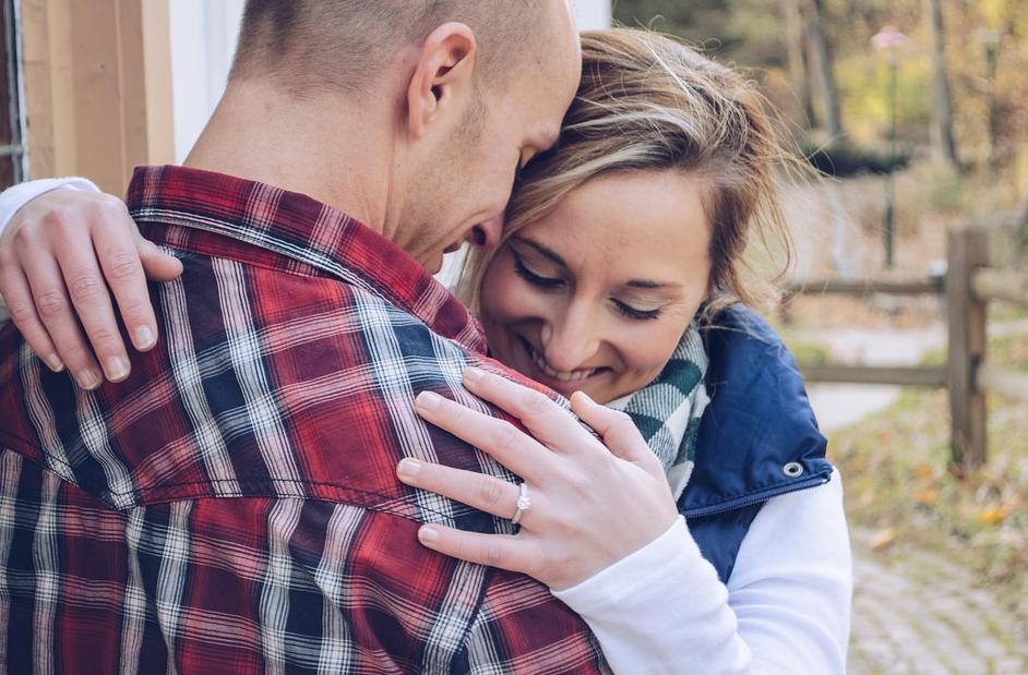 情商高的女人，在与人聊天时，懂得避开这三个话题
