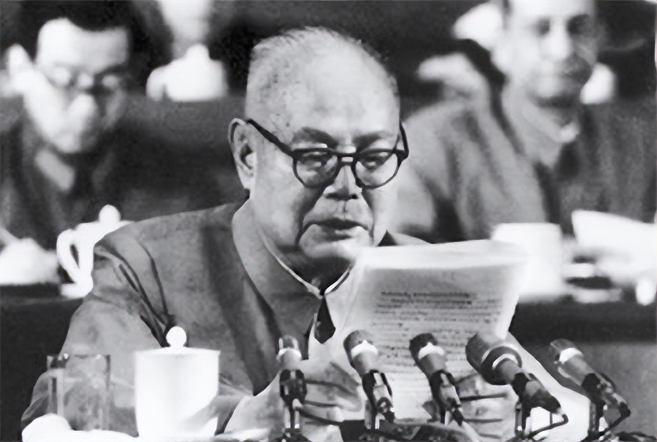 76年总理逝世，谁致悼词引争议，*剑英叶**拍板：论资历只有一人合适