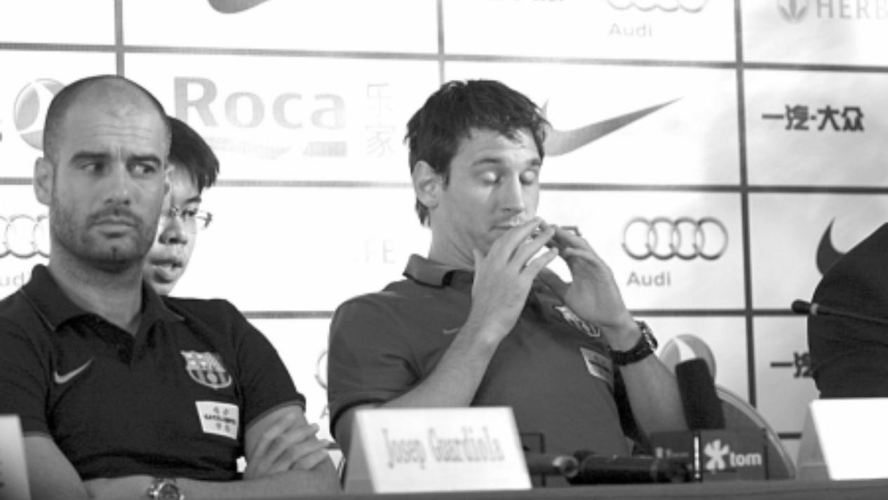 梅西不再害羞！巴萨巨星在迪拜握手西亚美女，这次不怕安妞生气？