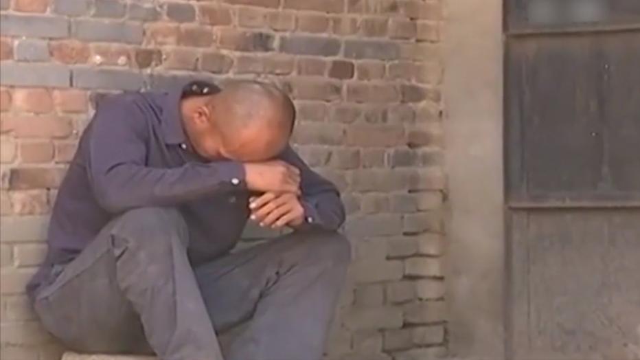 小孩爸爸被关在小黑屋,父亲把儿子关进小黑屋电视剧