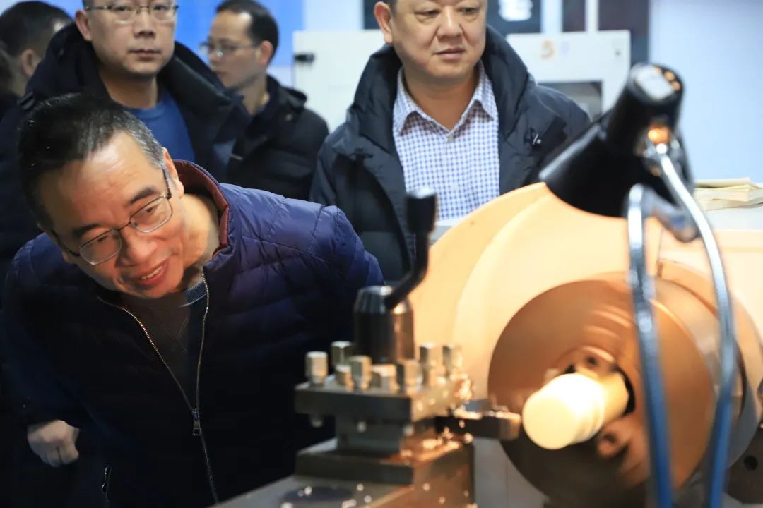 举办校园足球友谊赛,以赛促学以赛促交流