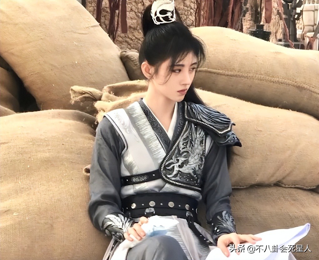 鞠婧祎8大离谱妆容：吐血不敢弄花半永久妆，守丧也要浓妆涂红唇