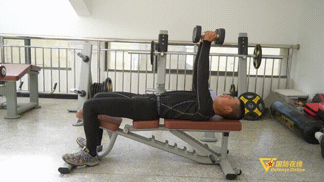 哑铃练胸肌塑造胸型,哑铃练胸肌怎么感受胸部发力