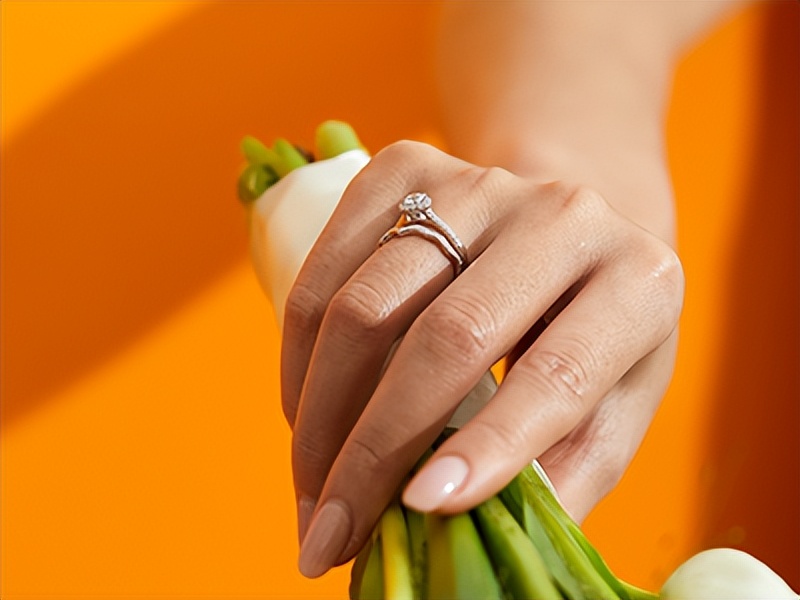 怎样求婚最简单而又浪漫,求婚怎么求浪漫六种最佳求婚方式