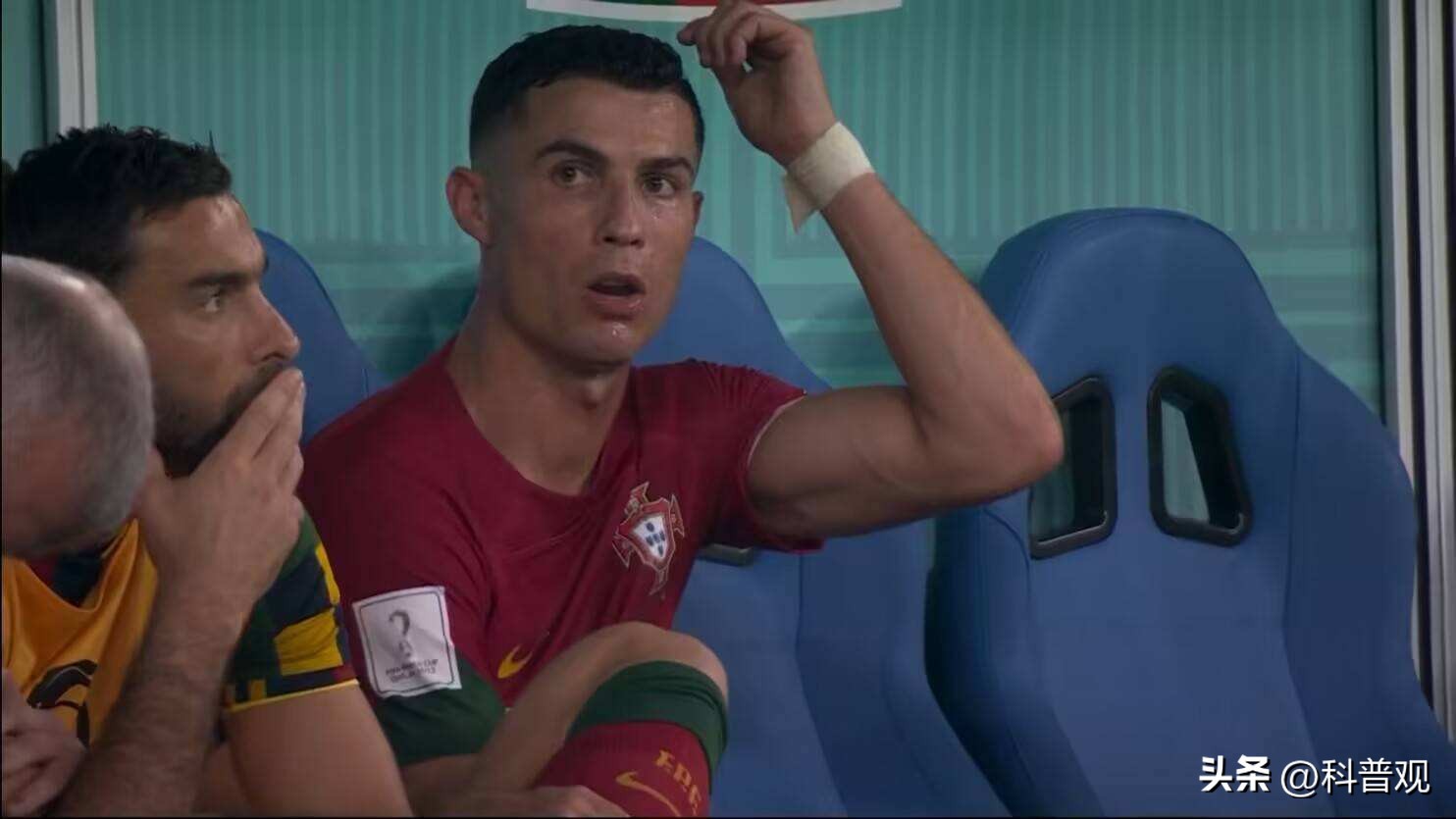 c罗掏出不明物体吃的是啥,c罗裤衩藏小零食