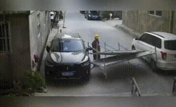 轻松一刻：光头，手机拿不到，你好歹捏个饺子吃啊，贼不走空