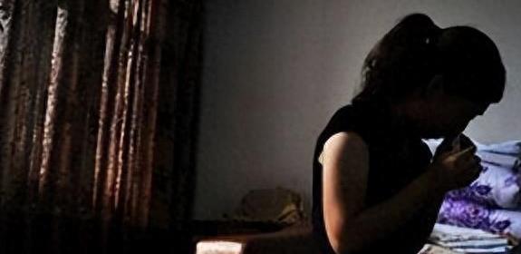 警方当场抓获狡猾女犯罪嫌疑人,警方抓获犯罪女性