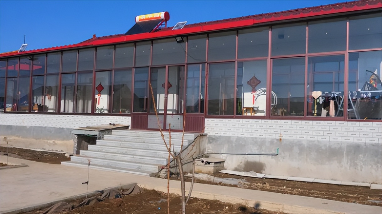 河南一户人家买了一块塑料布，让室内外温差达到23℃，什么原理？