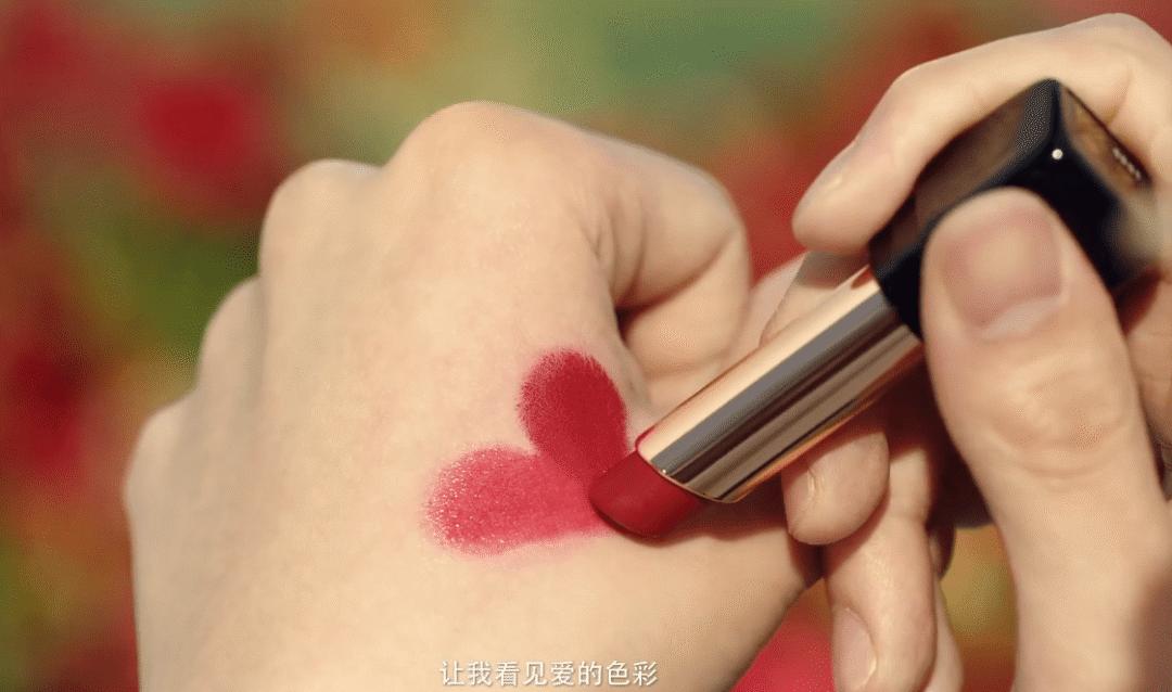 胡茬红唇，救命，代言化妆品的男明星太吓人了