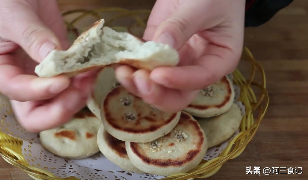 香蕉油条怎么做酥脆松软,用香蕉和芝麻糊做油条