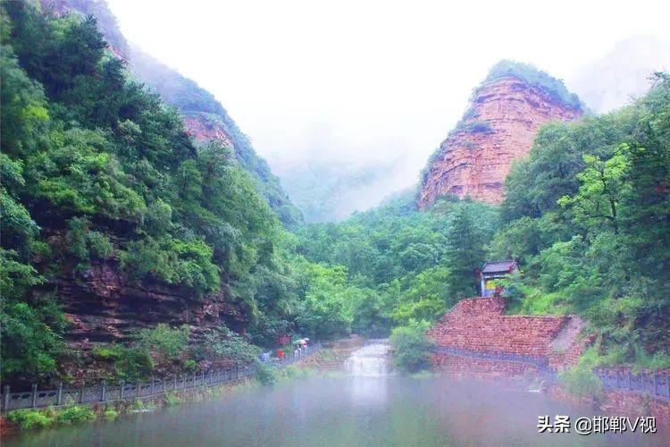 人间仙境七步沟,雨后天边云雾缭绕宛如人间仙境