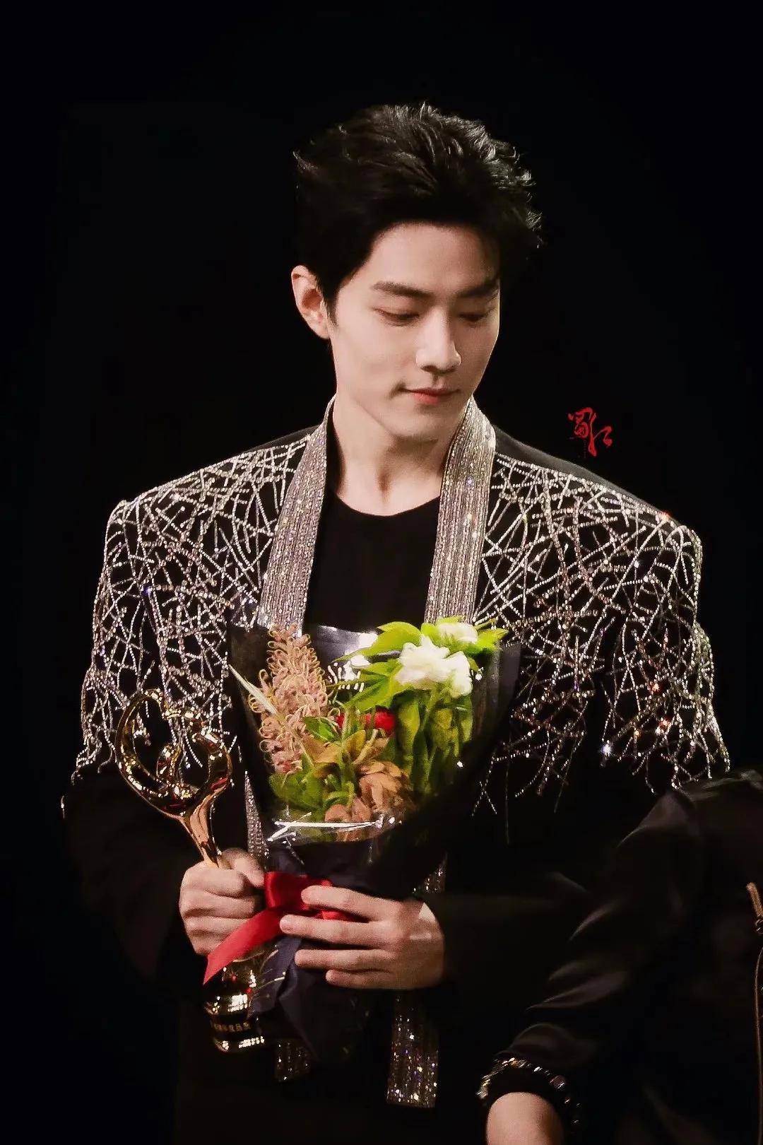 肖战杨紫微博之夜高清壁纸,肖战微博之夜戴口罩的壁纸