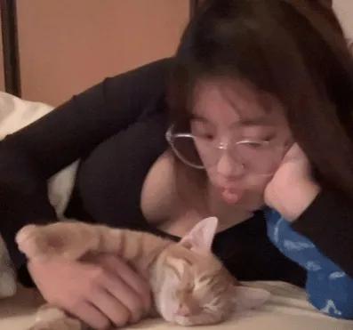 17岁黄多多视频,16岁黄多多穿成了大人模样