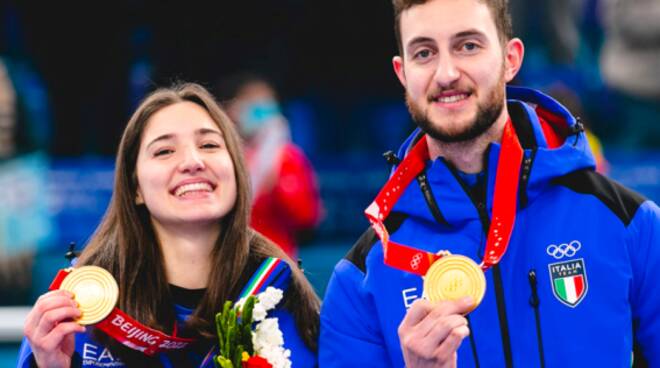 她拥有雅典娜女神般的笑颜，让整个意大利掀起“冰壶之恋”