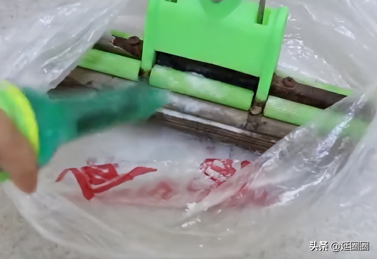 清洗又脏又硬的海绵拖把,海绵拖把脏了黑了怎么清洗