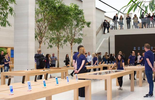 手机专卖店和体验店买手机靠谱吗,网上手机和实体店手机质量一样吗