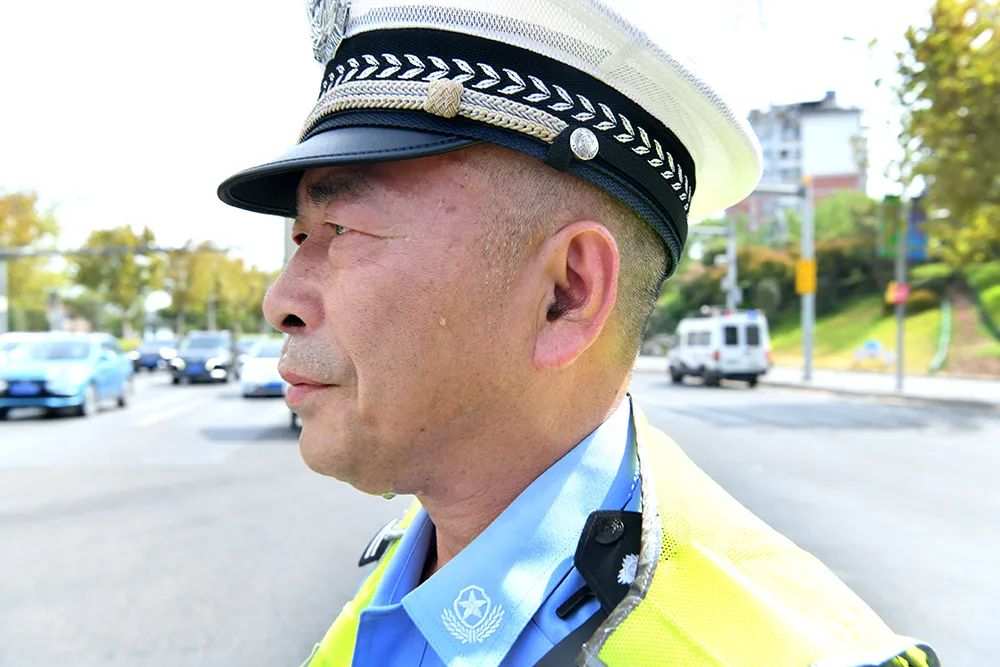 致敬交警烈日下的坚守作文,致敬烈日下的守卫人