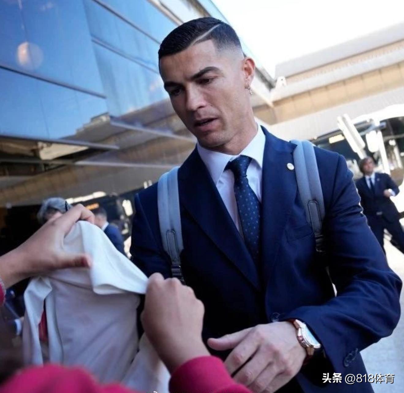 c罗西装抵达卡塔尔,c罗驾到完整视频