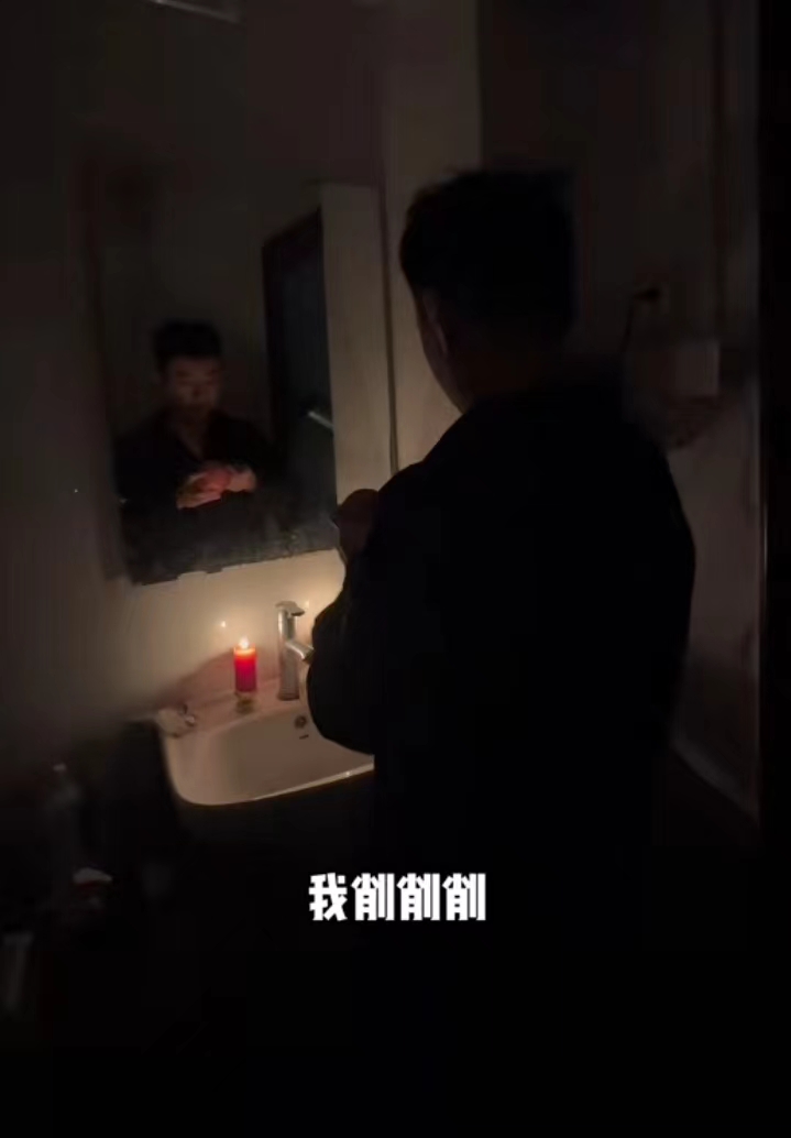 网红主播树林挑战灵异事件：用血给纸人点睛，在死过人的路口烧香