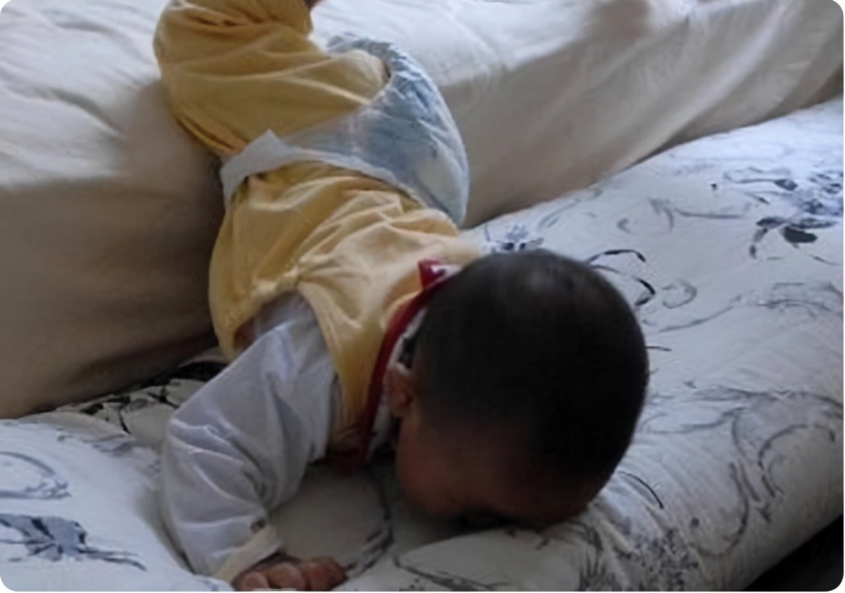 孩子坠床后抱起来,宝宝坠床紧急处理