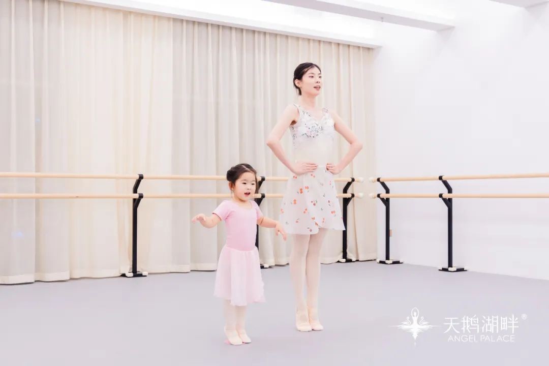 芭蕾舞蹈大袜怎么穿,为什么跳芭蕾要穿长袜