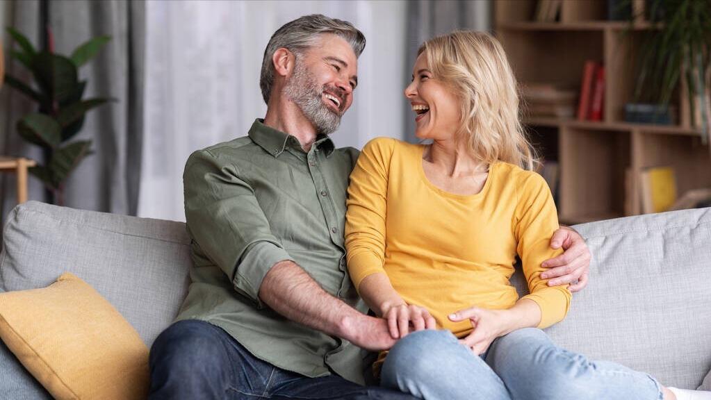 绝经后女性还能过夫妻生活吗？别不好意思，医生告诉你好处有多少