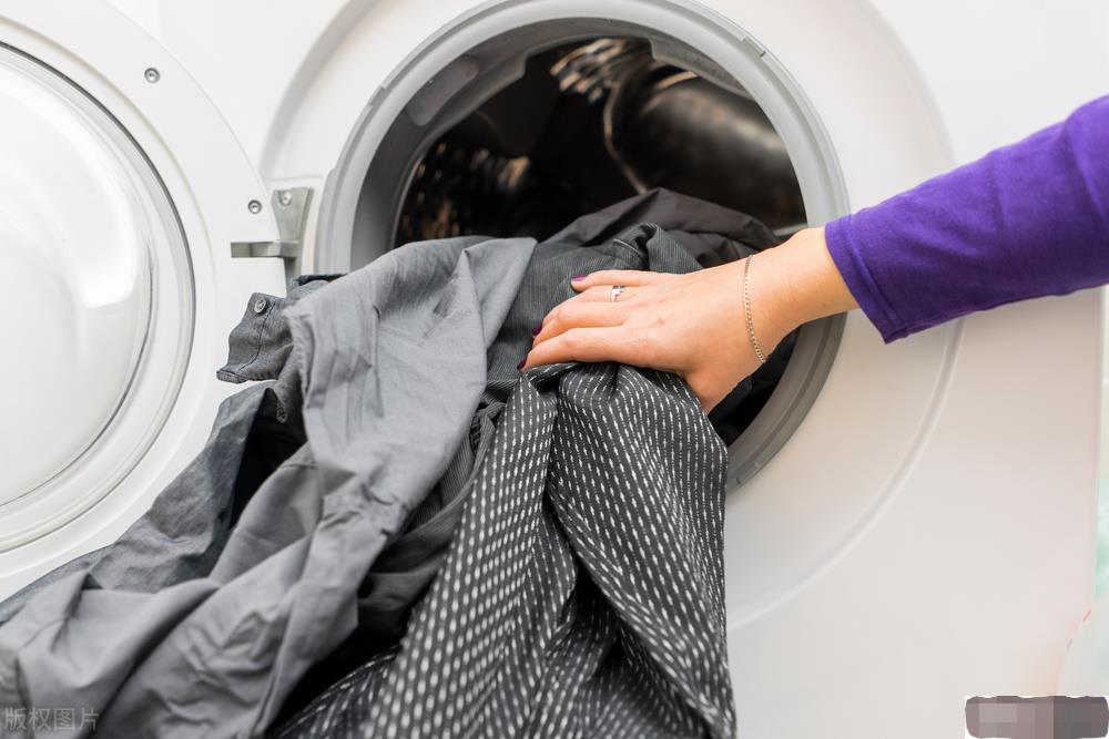 硫酸泼脸自救,硫酸泼到身上怎么自救