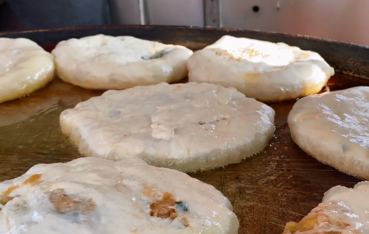 山西95后清纯女孩摆摊卖馅饼，1元一个，每天只睡5h也只卖2千块钱