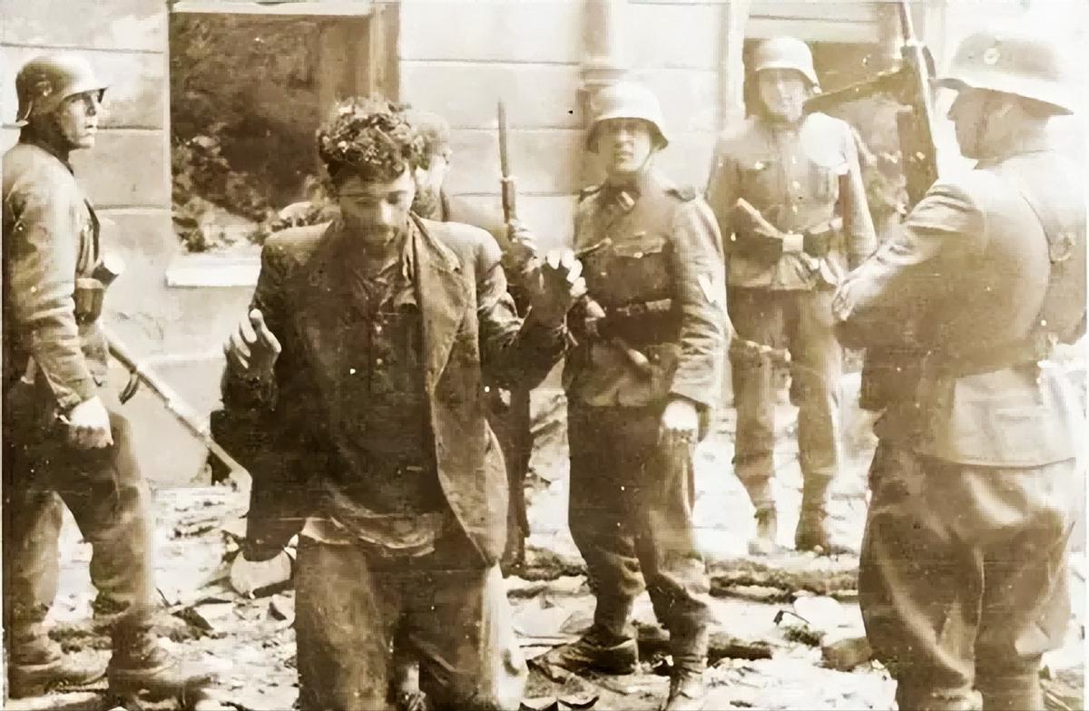 德军屠杀犹太女人的真实影像,纳粹集中营屠杀女性暴行案