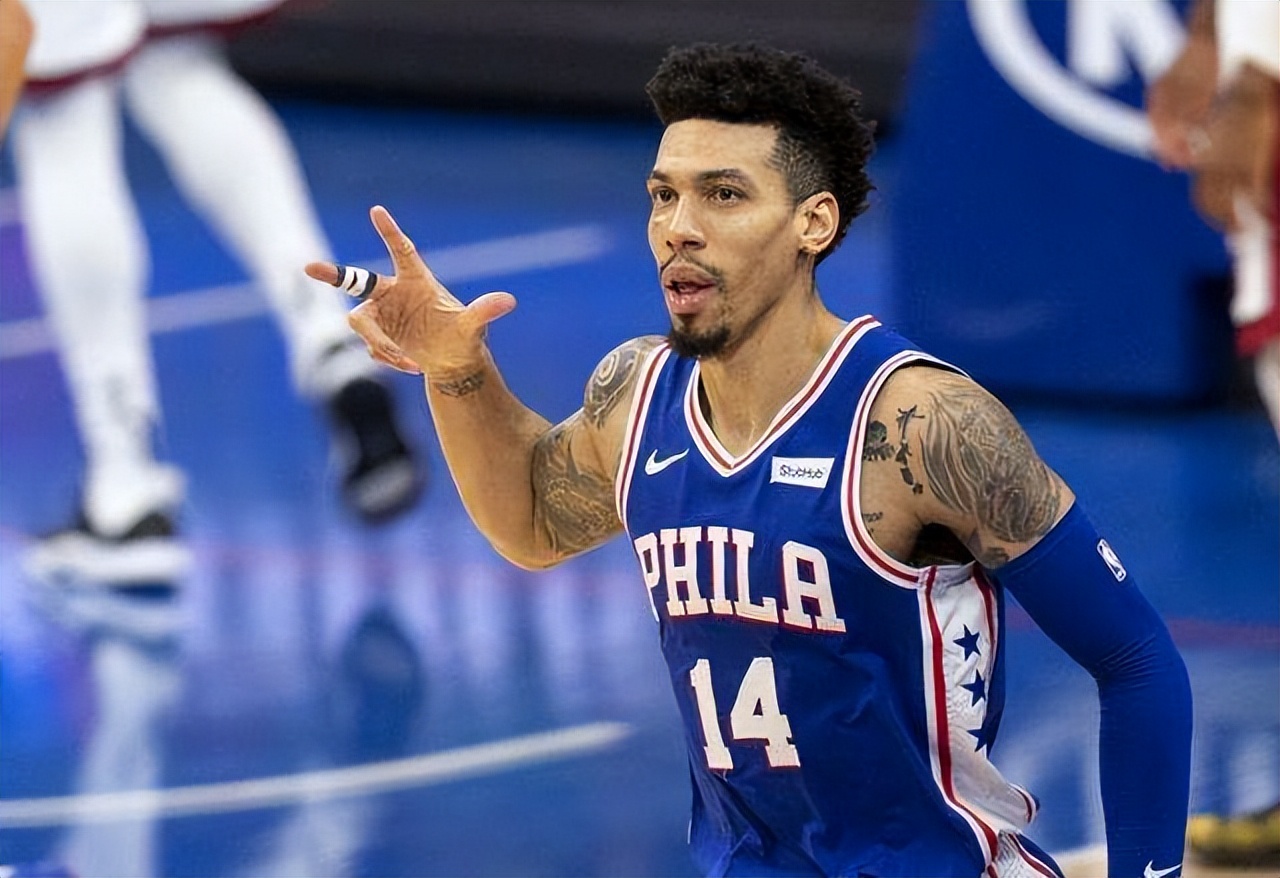 近10年总决赛和詹姆斯,詹姆斯两次击败勇士夺冠