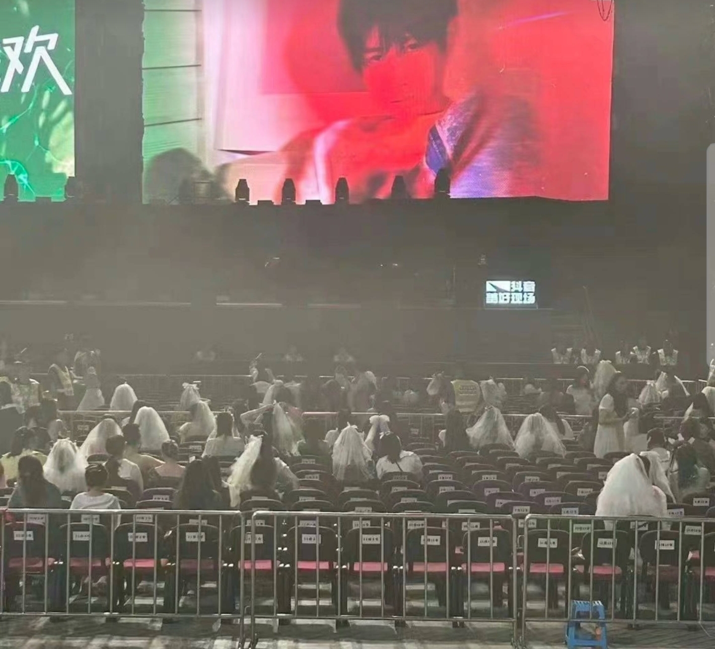 王源演唱会穿婚纱女孩各方看法,王源演唱会粉丝穿婚纱的原因