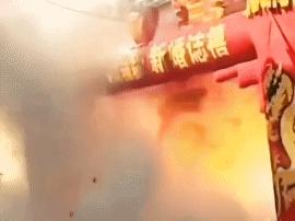 男子婚礼现场喷火却很炸裂,男子婚礼现场燃放烟花