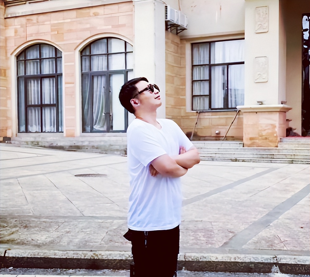 众诗人品读许庆胜《诗坛胡松夏现象解剖》专著诗•50首