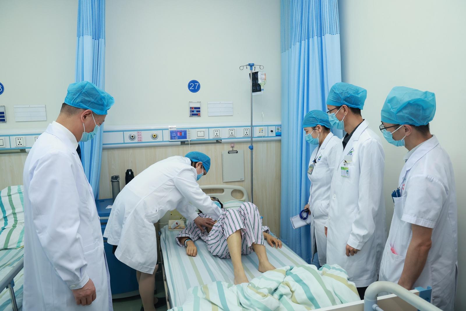 李兰娟医生坐诊,李兰娟院士进icu问诊新冠肺炎患者