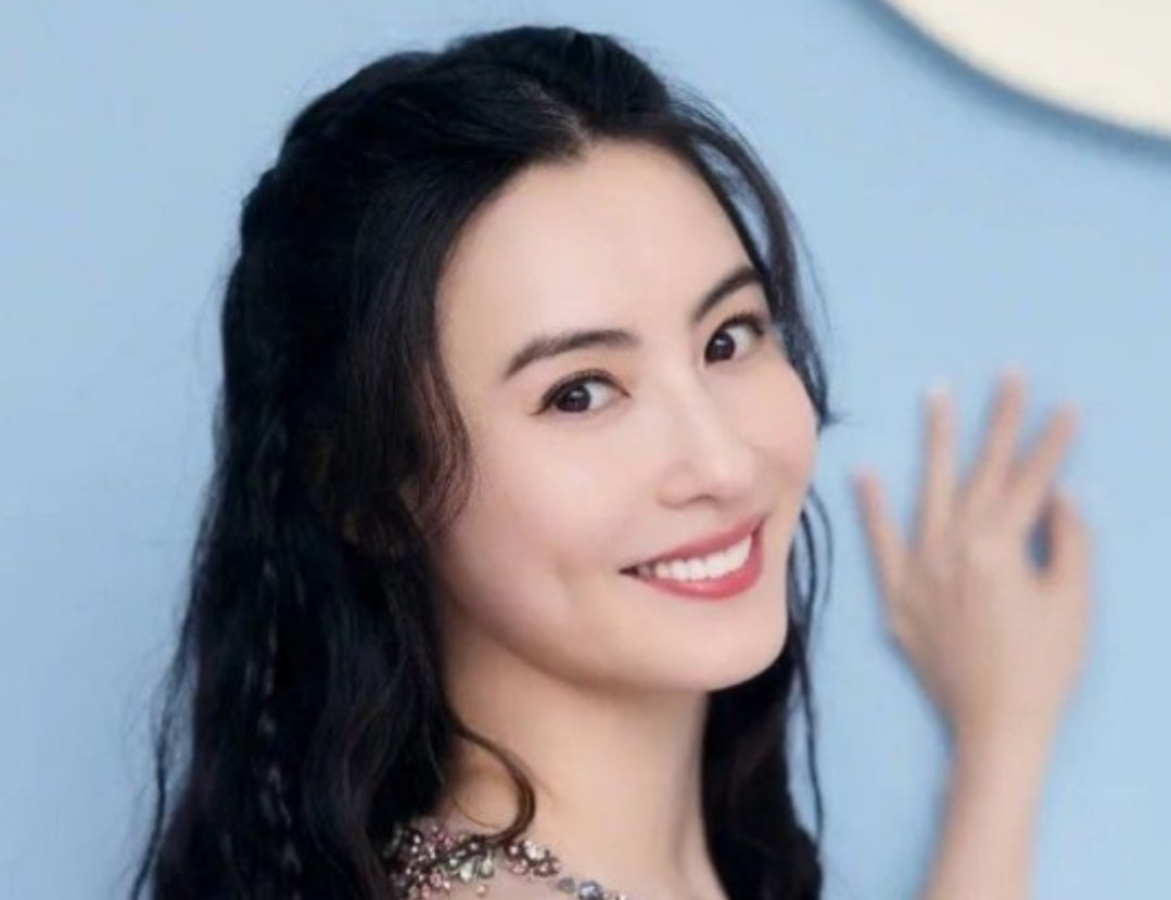 喝利尿剂，洗肠瘦小腹，整骨十次，女明星为了变美简直不要太狠