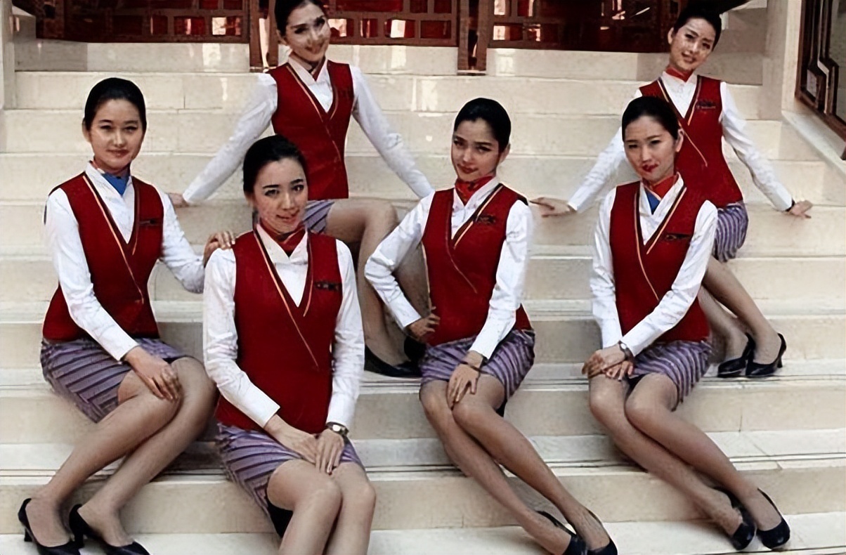 为什么空姐要穿裤袜,空姐为什么会穿棉袜