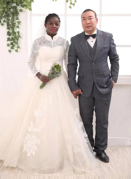 非洲19岁女孩远嫁河南48岁农民,生俩混血儿,称:我每天都在享福