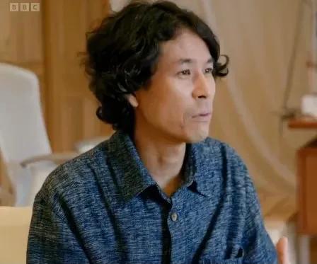 男团教父性侵无数男艺人，逼注射雌激素，死后竟被当伟人！！！